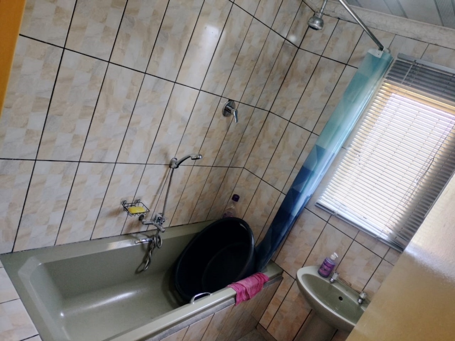 3 Bedroom Property for Sale in Molifi Tau Kloof Free State